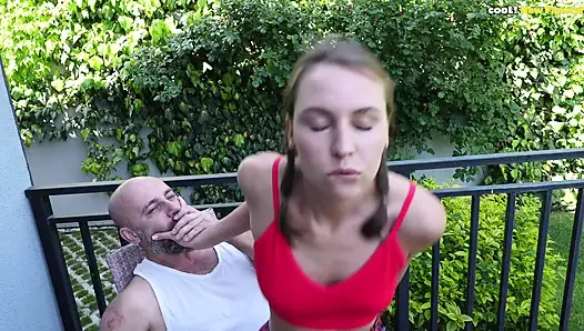 Pssst... Papa kann zurückkommen! Schlampige Tochter hat den Freund ihres Vaters im Garten gefickt!