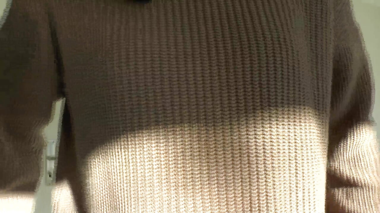 Χύσε στο πουλόβερ μου! Η Lady Victoria Valente με ένα χοντρό πουλόβερ ζιβάγκο