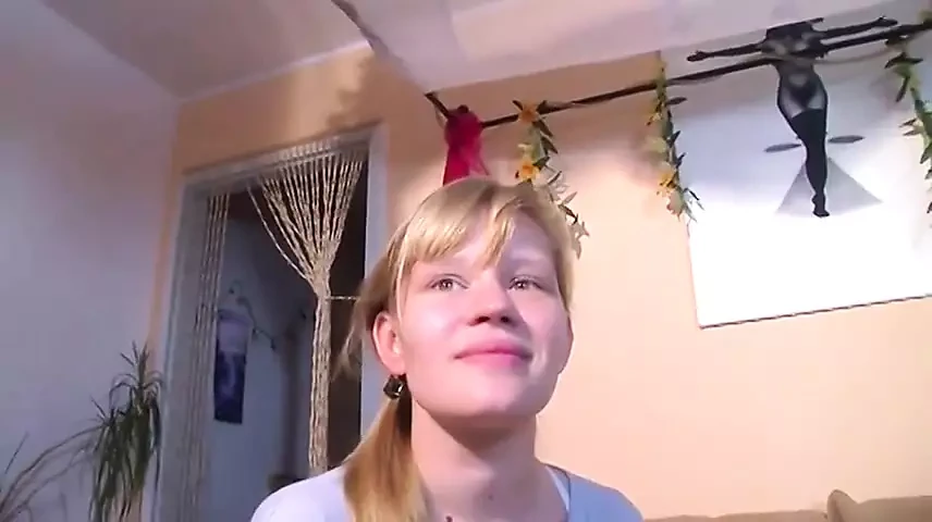 漂亮的金发女郎被大鸡巴深深地抽插