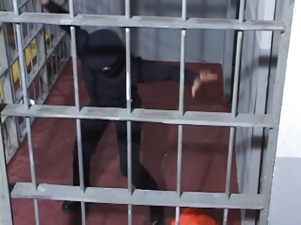 Chica puta necesita chupar una gran polla en la jaula