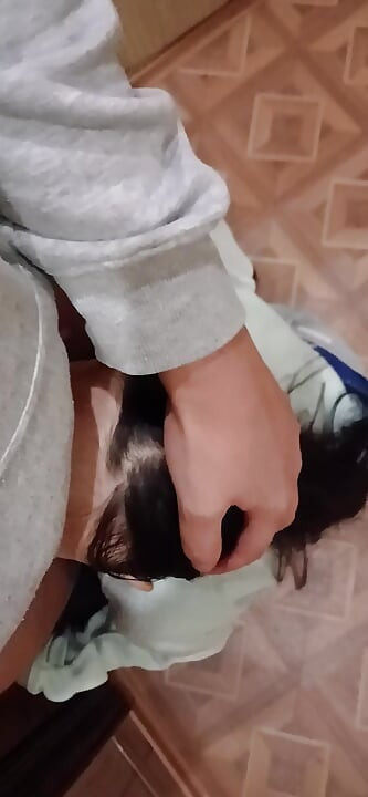 Eu gozo na boca dela em um minuto porque minha madrasta já tinha começado a abrir a porta da frente