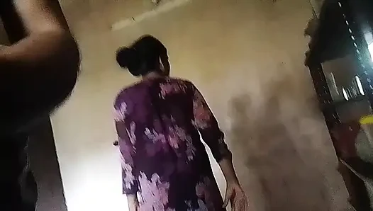 Gadis desa tamil lagi asik nyepong kontol suaminya di dapur