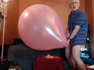 BalloonBanger 36) Дрочка гигантского воздушного шара внутри него, сперма и поп!
