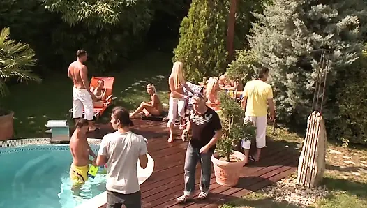 Wilde Pool-party-orgie Mit Blondinen, Die Große Schwänze Lutschen