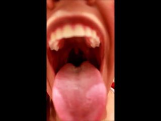 Língua longa, boca perfeita de garganta grande