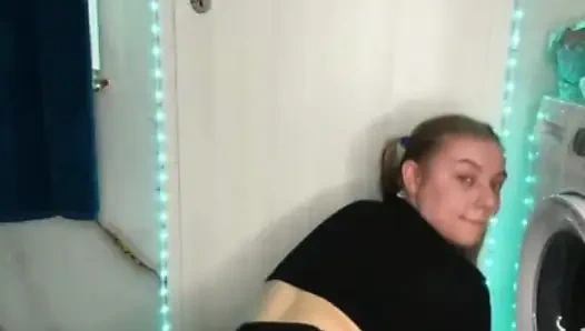 Menari dan meraba memek seksi