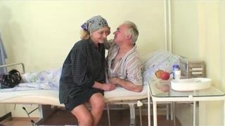 Vovó assiste vovô foder enfermeira no hospital