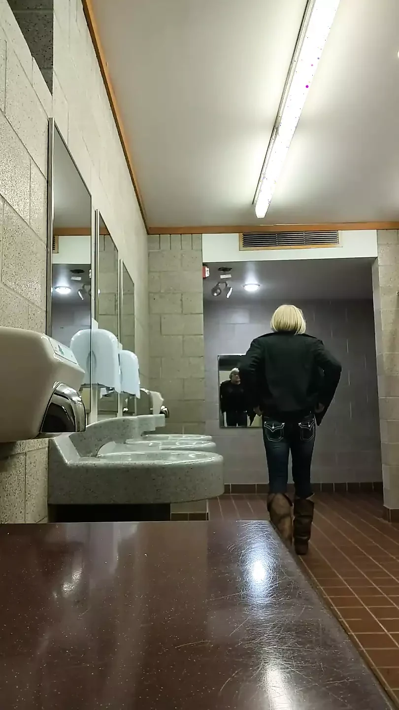 Sensualmaddy sexig crossdresser cumming i kvinnans toalett på offentligt viloplats