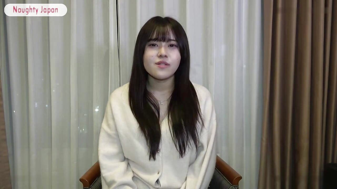 静かな黒髪の美人 - その穏やかな表情の裏には大胆な内面が隠れている