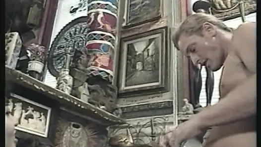 Brünette asiatin und ihre kaukasische freundin bekommen beide löcher gefickt