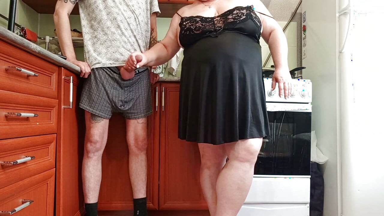 Before Lunch, My Stepmom Jerks off My Dick to a Cumshot