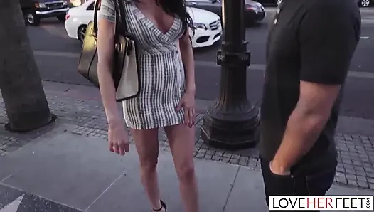 Ateşli orta yaşlı seksi kadın Silvia Saiges ayak fetişi fantezisini dolduruyor