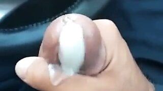 Nurek samochodowy strzela spermą w usta indyjskiego chłopca