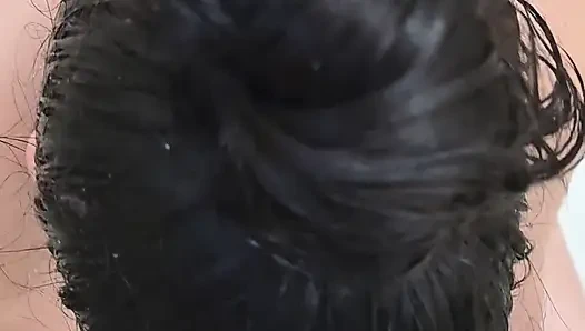 Mandi emas dan aku muncrat di tenggorokannya