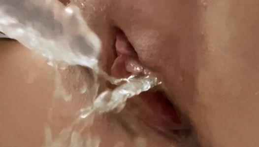 Mon premier squirt sous la douche. Amateur, femme solo maison. Elle chevauche un gode Cristal. Orgasme réel