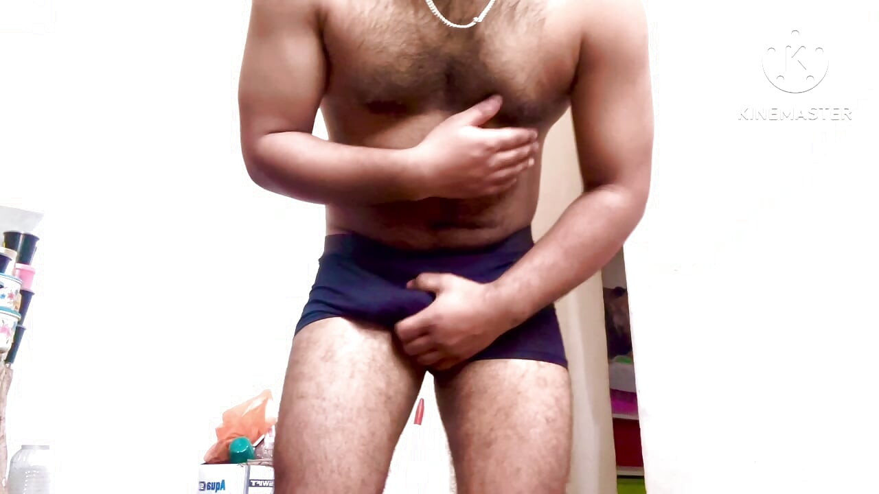 Desi behaariger papi zeigt seinen körper zu bhabi und nackte show