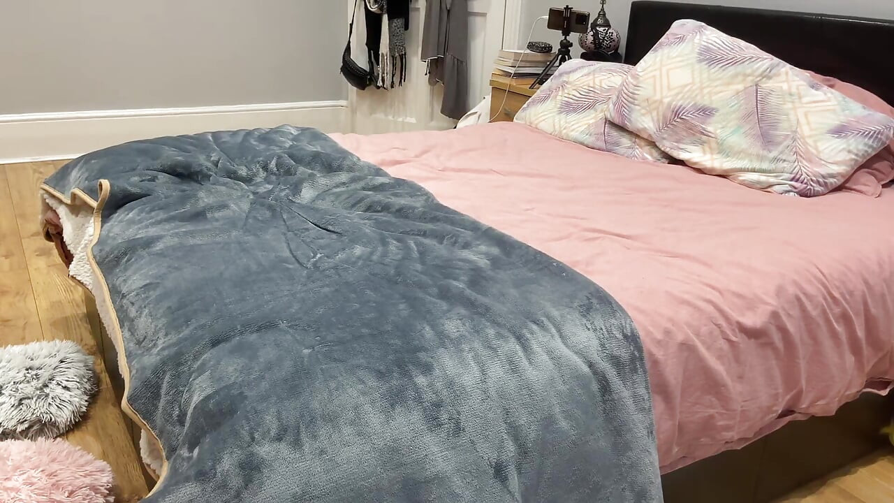 Cuckold Hot Sexy Espanol Cougar Loves Black Cock Sniffing Her Ass Hole and Panties.
