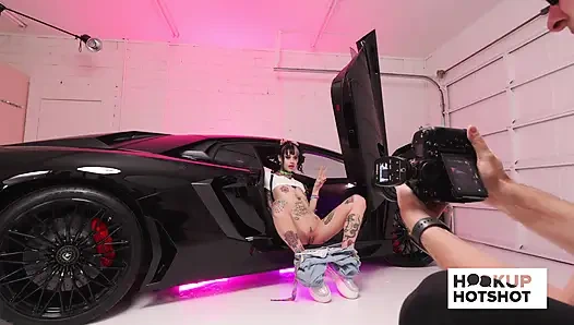 Bts - boneka CC memamerkan tubuhnya yang bertato dengan pakaian perkotaan!