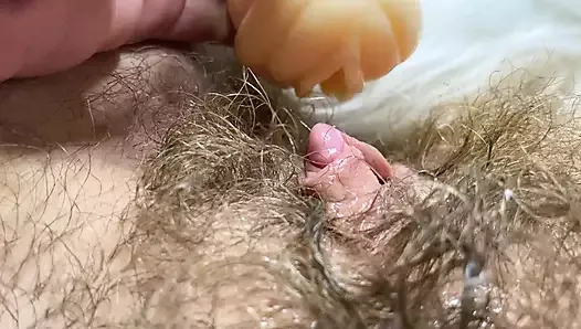 Un clitoris énorme en érection baise le vagin - gros orgasme au fond de lui