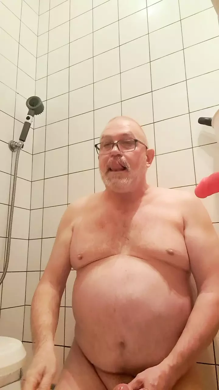 Pria tua masturbasi di kamar mandi