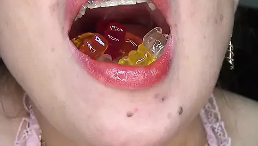 Grosse Gummibärchen Schlucken, Sie in Die Vagina Stecken