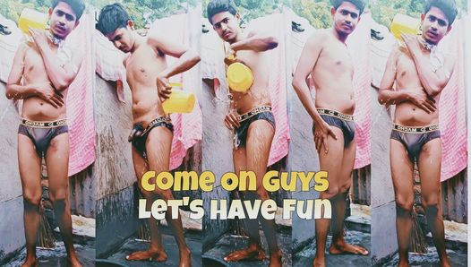 公共の場で裸で入浴するインドの村の少年