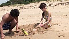 Juguetona pareja se desnuda y folla en la playa
