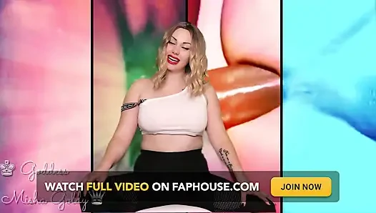 Grup eşcinsel pornosu izliyor ve büyük sert yarakların "dikkat merkezinde" olmayı hayal ediyor!
