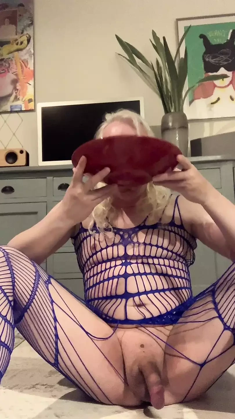 Kencing Rosey Bowl yang tidak berkesudahan. Saya mahu awak pergi ke tugasan dari jauh - transgirl saya, dia menonton