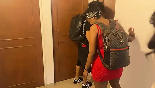 Aku berbagi tempat tidur dengan pacarku dan sahabatnya dan kami berakhir dengan threesome antar ras yang kaya.