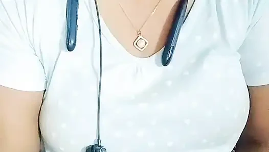 Desi's real bhabi pussy is squirming.