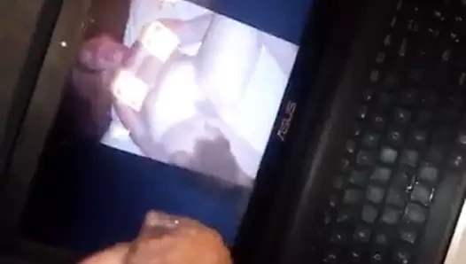 Il giovane sta allagando sua moglie
