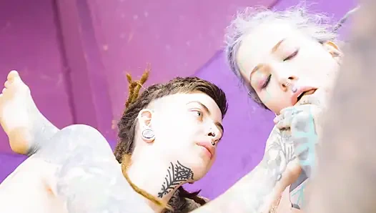 İlk kez anal sıska kız dövmeli kız tarafından götünü yalatıyor