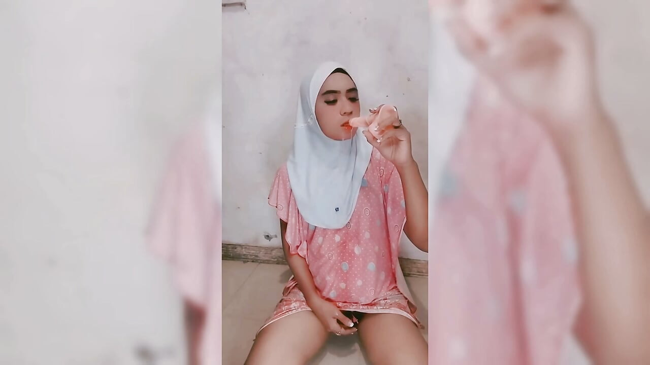 Sudut pandangan pertama : Banci hijabi mengusik awak minta saya pakai, jadi saya lakukan