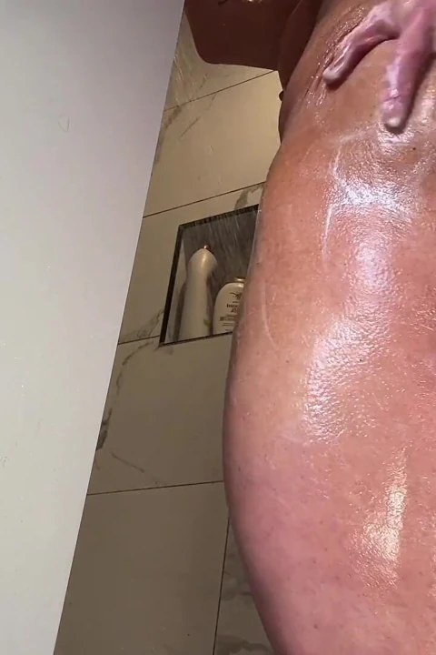 Goddess Kandys Wet Flex & Spread Can You Survive the Shower Muscle Worship?