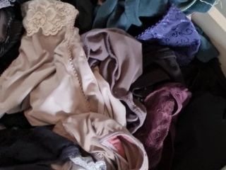 Una mirada al cajón de la ropa interior de las bragas de mi esposa