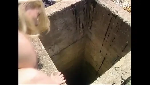 Дикий секс на природе с молодой грудастой задницей трахнули и кончили в рот