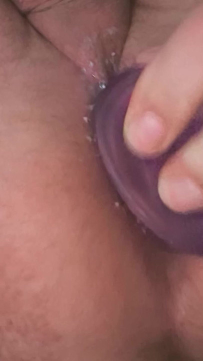 Debería cuidar mi agujero de la camisa. Se desliza dentro con un pequeño yoghurt. Por supuesto, lamí limpio con mi boca.