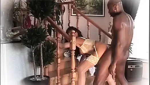 Sexy MILF mit dicken titten gefickt und von einem schwarzen monster-schwanz in den mund abspritzen
