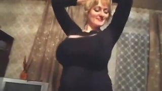 Dansende milf met enorme borsten