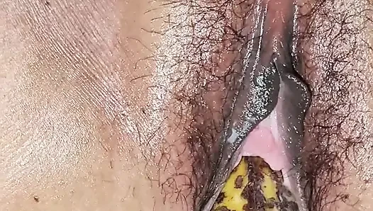 Memompa pisang dan botol ke memek saudara ipar dan banyak menidurinya.