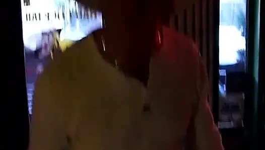 Дикая французская крошка ублажает два члена во время работы на кухне