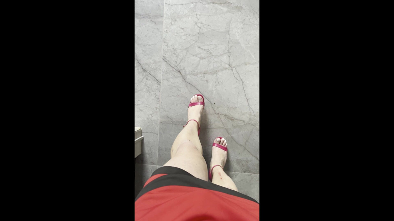 salto rosa e com pés