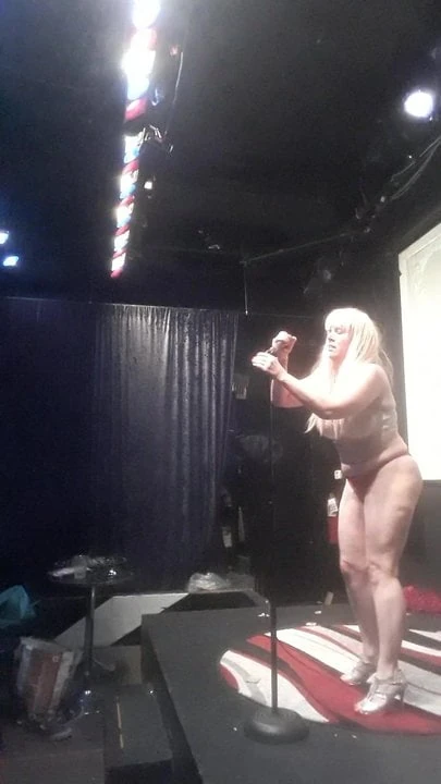 Sexig blondin live perfotmet