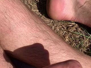 Jerkin and cumming in the field