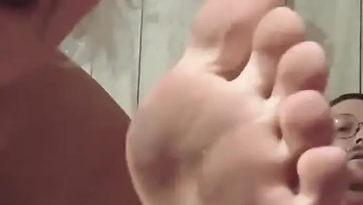 Kaki suamiku ngentot dan bau banget!