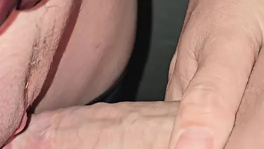 Gerçek orta yaşlı seksi kadın bar tuvaletlerinde müstehcen ön sevişme yapıyor