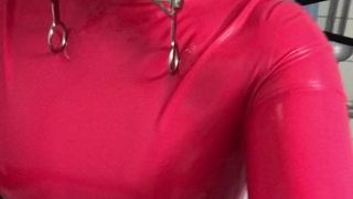 赤いラテックスドレスとポニーのトレーニングギャグ