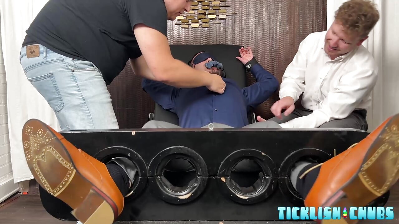 TicklishChubs: Leo wordt hard gekieteld door zijn baas Loborud en Matt om een lening te krijgen