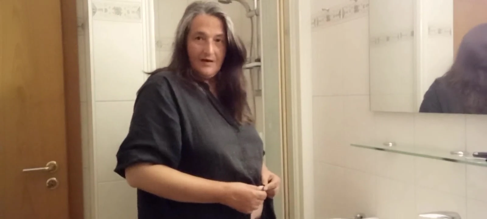Olgun orta yaşlı seksi kadın başkalarının ne sakladığını gösteriyor